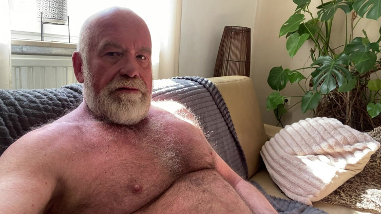 Exhibitionistman: ，毛茸茸的老熊猛地从他那粗壮的活塞上抽动。