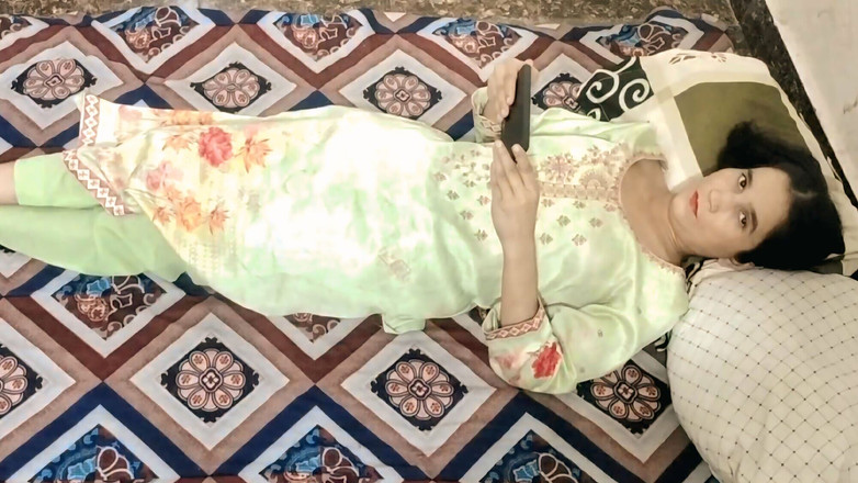 NAASRIN KHAN: Przyrodnia siostra Xvideo Dekh Rhi Thi Ne Pakar Ke Bur...