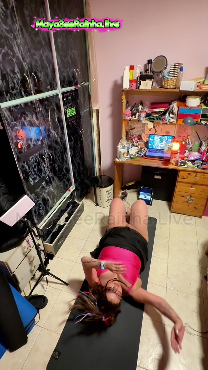 Goddess Maya3ee Rainha: Yoga Stretch: Pushing My Body to the Limit
