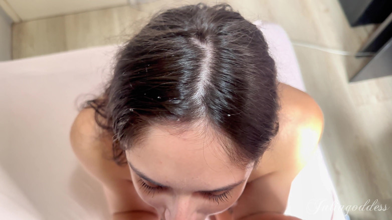 Shamelesscouple: La moglie monella ama succhiare il cazzo e ingoiare