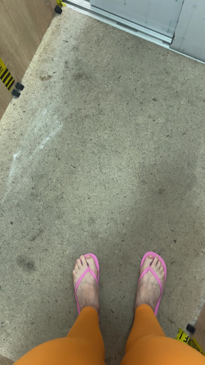 Feet: Îmi place să merg în șlapi roz