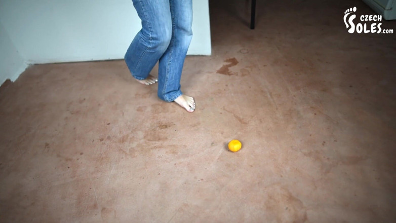 Czech Soles - foot fetish content: Aku akan menghancurkan buah-buahan dan kamu akan menjilatinya dari kakiku!