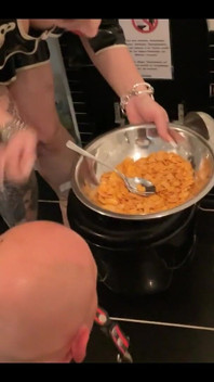 Miss Alessa milano füttert meine toilettensklavin