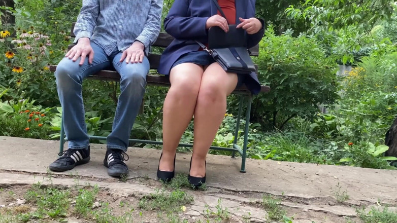OurFetishLife: Mama mea vitregă sexy face asta într-un parc public