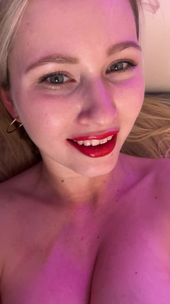 Stella Cardo: Sexy dívka tančí a dává prohlídku svého těla