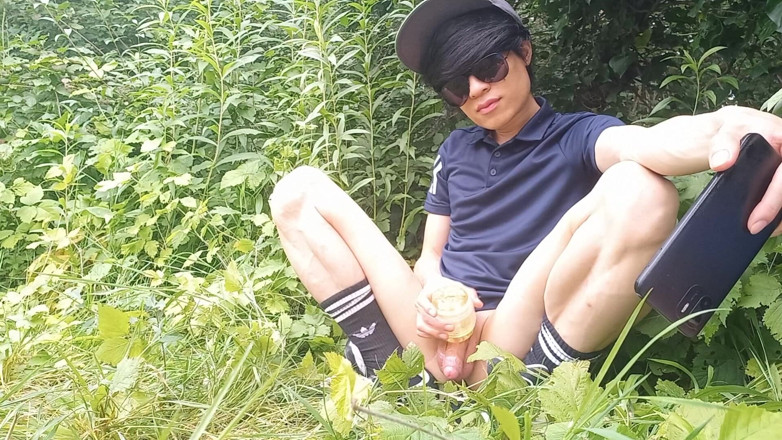 Jon Arteen: Гей twink Джон Артен дрочить свій член змащеною олією плоттю на вулиці в пустині, його член витікає попередньою спермою та еякуляцією