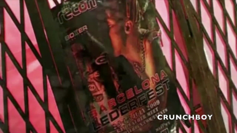 Crunch Boy: 毛茸茸的男孩在后台被XXL假阳具性交 - 幕后花絮