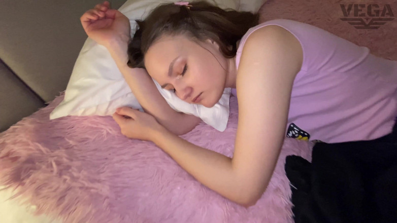 Vincent Vega: 我用射在她的阴户里叫醒了我的继女
