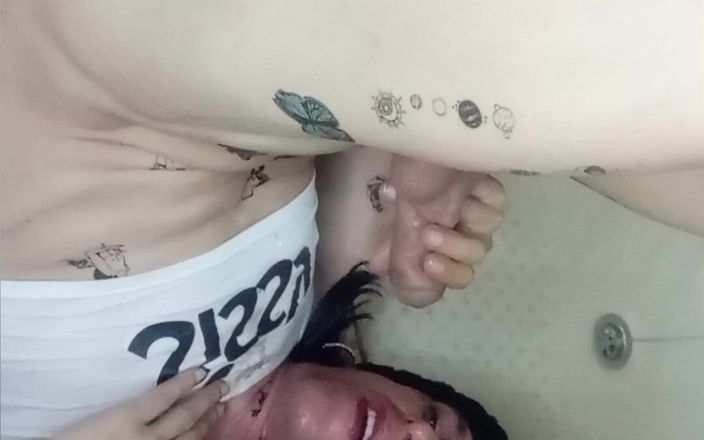 Penelopene27: Crossdresser Dirnk撒尿和射在洞里