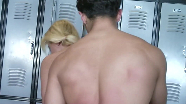 Full porn collection: Mężczyźni pieprzą dziewczynę w szatni na siłowni i zostaje wytrysk
