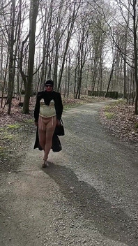 Moje muslimská přítelkyně ukazuje svou kundičku venku v parku.