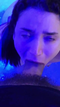 Fată obraznică care își fute fundul și păsărica cu iubitul de la motel!