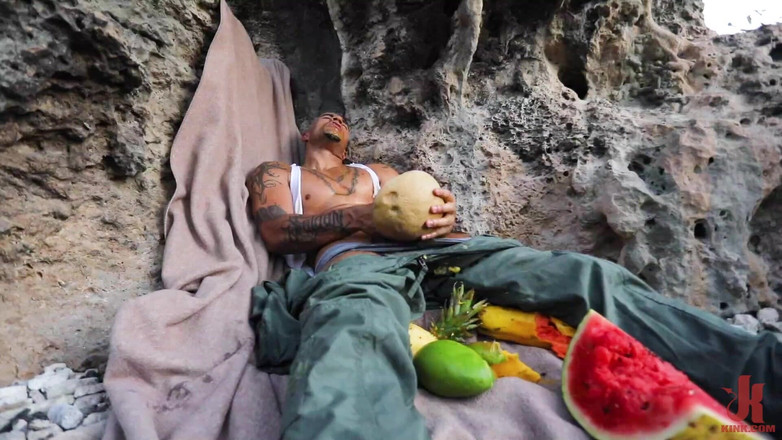 Kinky Bites Gay: Король Noir: Человек против Манго