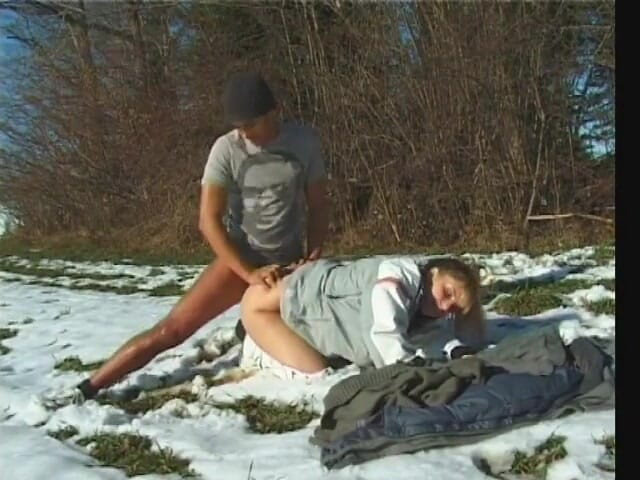 Porncentro: Schneehäschen reitet schwanz am bergrand