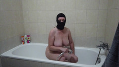 Worshipped by Alex: Orta yaşlı seksi kadının küvette orgazmı