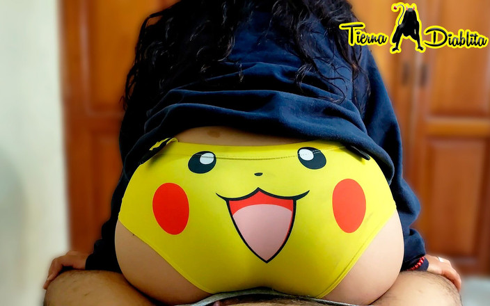 Tender Little Devil: Aku menggosok penis teman sekamarku dengan celana dalamku yang lucu...