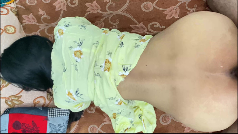 Desifilmy45: 大屁股邻居哥的紧致阴户的重口味性爱