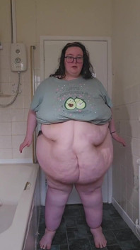 Buikspel in de badkamer met ssbbw-godin