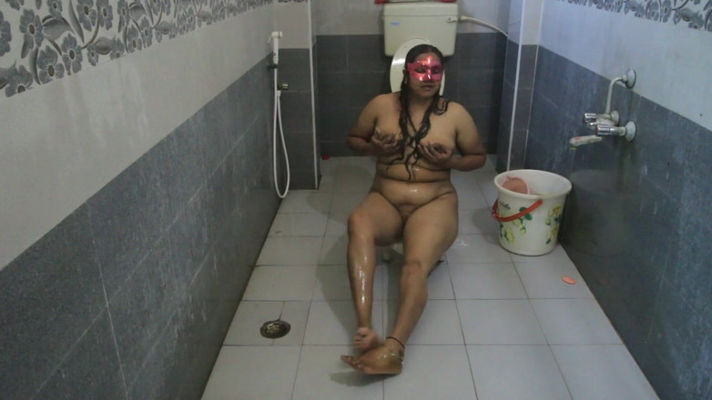 Desi Homemade Videos: South Indian Maid Cleaning Bathroom and Showering Cam