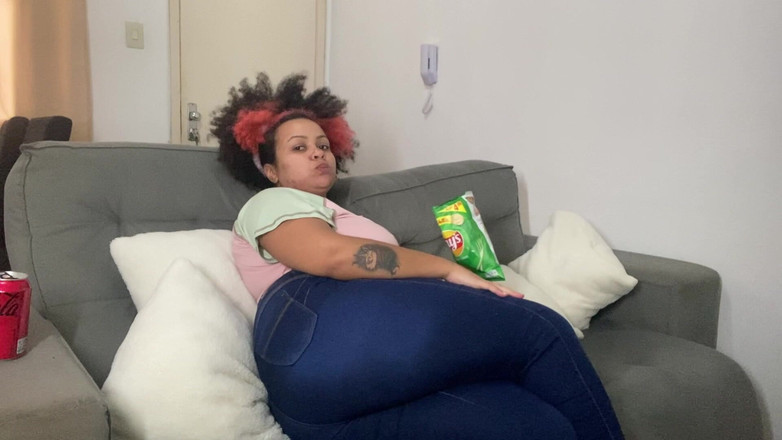 Cutiepiie Chubby: Cewek semok ini lagi dan sambil nonton tv