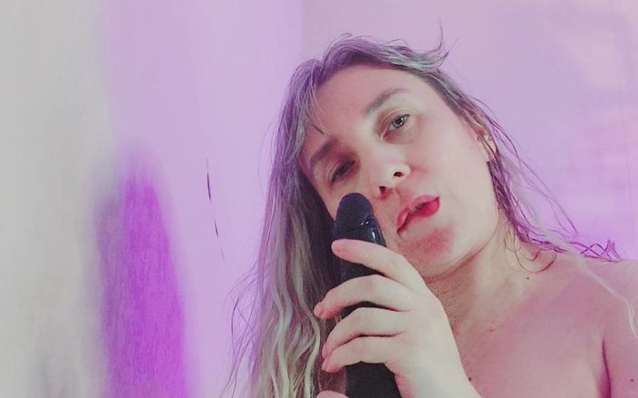 Nicolette69w: Мілфа грала з відсмоктаним ділдо і розтиралася між цицьок