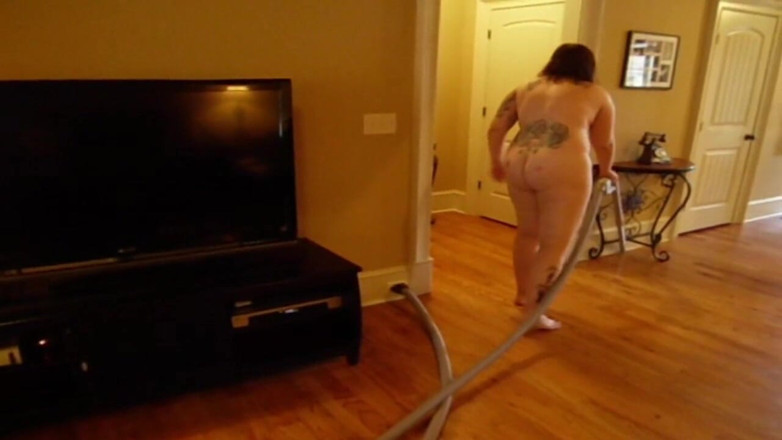 Sexy Amateurz: Tätowierte bBW putzt ihr haus