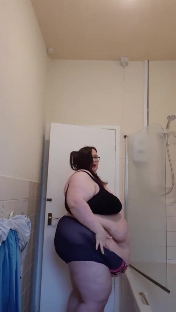 SSBBWLadyBrads: SSBBw neckt vor der dusche