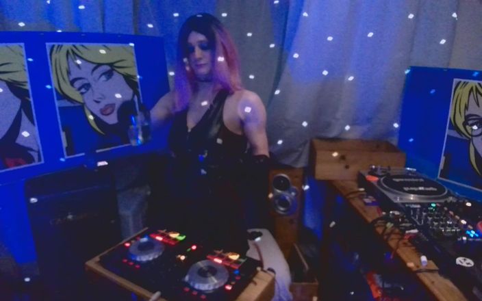 XXLUCYLUSHXX: Tits and Techno - ¿quién vería esto en livestream semanal?