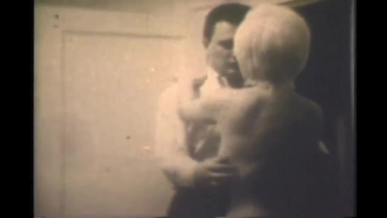 Vintage megastore: Harige meiden geneukt en ondergespoten in vintage swingers groepseks (volledige film)