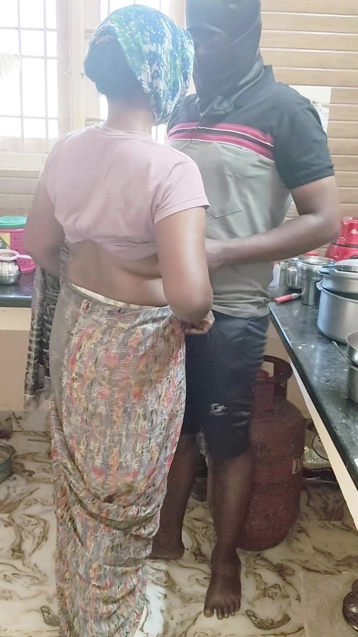 Thesana: Esposa en casa se folla al repartidor de cilindros de...