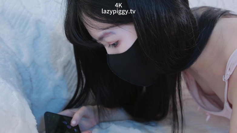 Lazypiggyy: Seorang Gadis Imut Sedang Bermain Game Sendirian Di Ruang Tamu