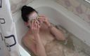 Anna Sky: Anna nimmt ein bad mit einer gurkenmaske