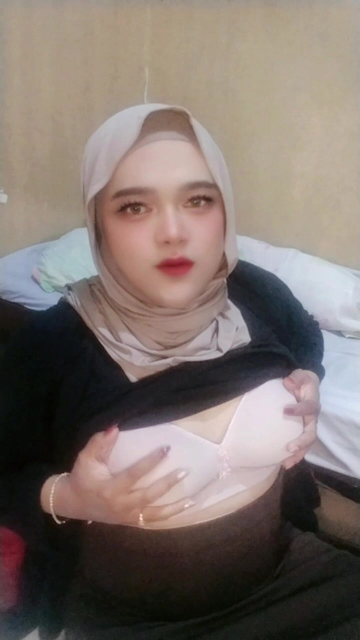 Ivvy Crossdresser: Hijab Crossdresser Ivvy, Playing with Her Butplugg