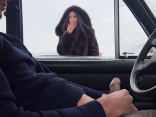 Dis Diger: Orang asing ngocok kontolku di depan jendela mobil di lapangan...