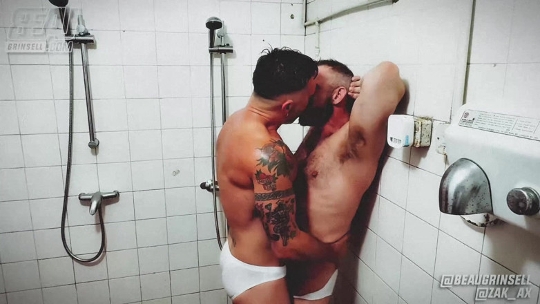 Beau Grinsell: White Speedo Distracție fără prezervativ în vestiar dușuri