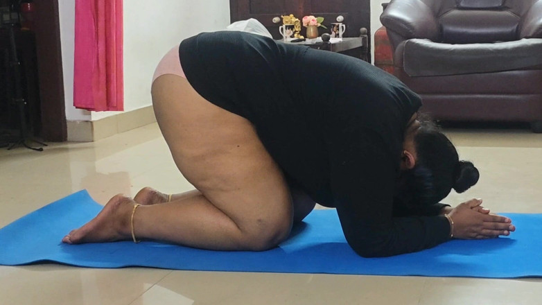 Anne Ipe: Naked Yoga Practice of a Cute Chubby House Wife. Round...