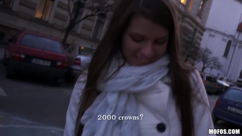 Public Pickups: Publiczne pickupy - amatorska brunetka Mona Lee ssie kutasa i bierze ładunek
