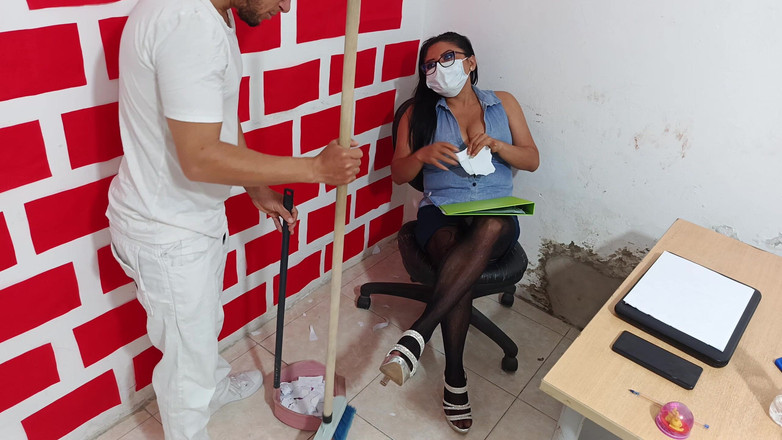 NEGRITA SEXY: Šéfka si podmaní svého zaměstnance a skončí to šukáním v kanceláři