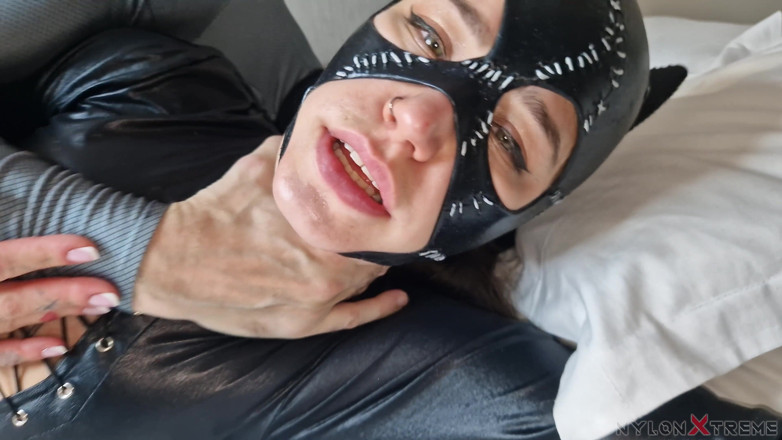 Nylon Xtreme: POV Marigalore เป็น Catwoman เย็ดไนลอน