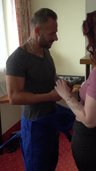 Une MILF rousse pulpeuse prend une bite tatouée au fond