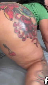 La reine Rouge taille une pipe coquine