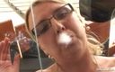Smoke it bitch: वास्तव में बड़े स्तनों वाली धूम्रपान करने वाली Lucy