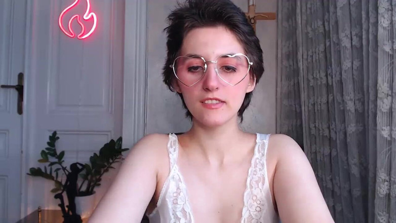 The Antichristrix: Camgirl, touffe complète sous une chemise de nuit