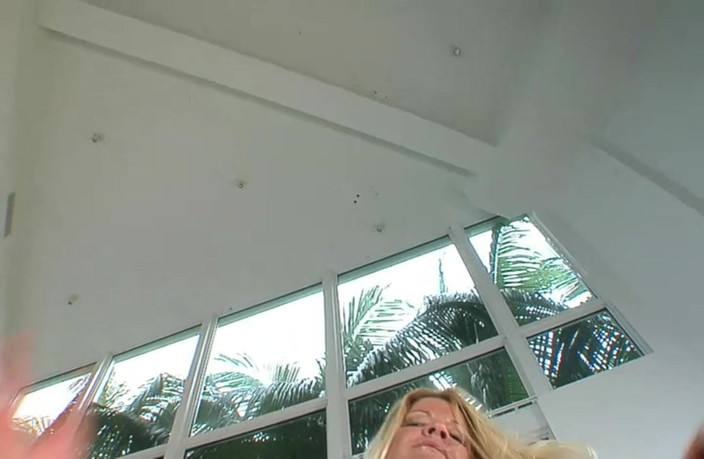 Big Boobs 6 Fucker: 热辣的大奶子金发熟女被深深地狠操阴户