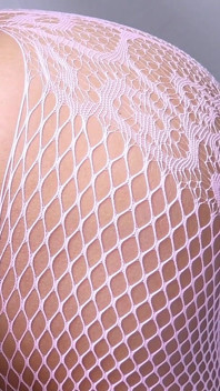 この女の子はディルドが彼女のアナルに挿入されるのを本当に楽しんでいます