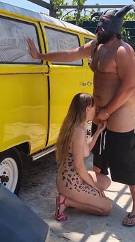 Calda ragazza bruna con grandi tette fa un bel pompino nel parcheggio