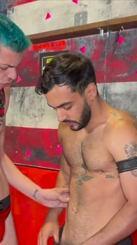 Ateşli twink douglas tarafından korunmasız sikiliyor
