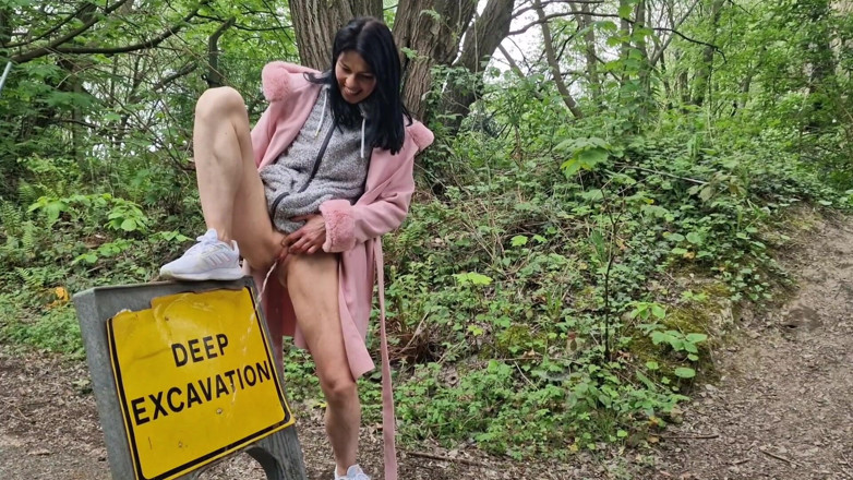 Nicky Brill: Compilation à poil dehors et pisse en public
