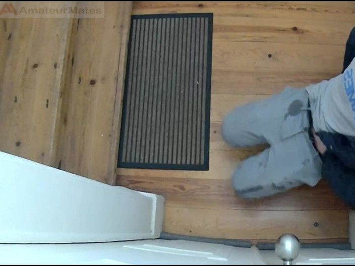 AmateurBoysPissing: Wanhopige jongen die buiten door zijn huisgenoot wordt achtergelaten, maakt...