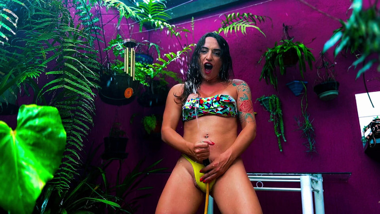 Rebeca Juicy: Tạt nước lên cây và vui chơi!